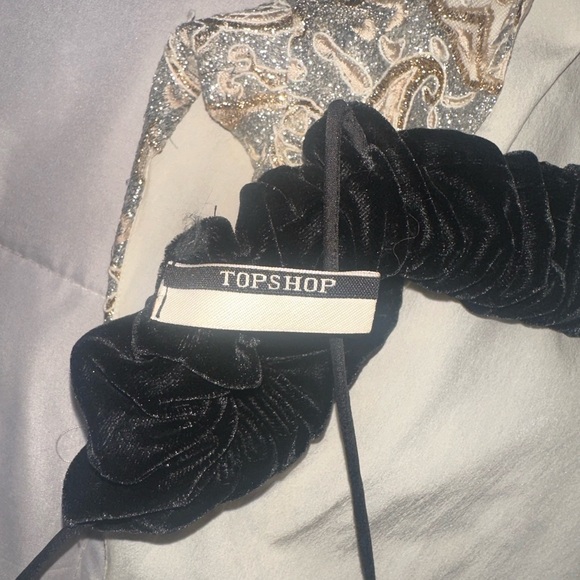 Elegant Top Shop top with beautiful detailing. - Picture 3 of 6